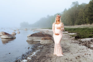 beebiootuse fotosessioon, beebiootuse fotosessioon stuudios, lapseootuse fotosessioon stuudios, lapseootuse fotosession Tallinnas, beebiootuse pildistamine Tallinnas, beebiootuse pildid mere ääres,