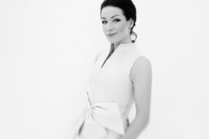 porteefotosessioon, portreefoto naisest, portreesessioon stuudios, portreefotograaf, portreefotograaf Evelin Elmest beebiootuse fotosessioon,