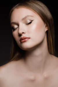 stuudio fotosessioon, portree naisest, modell,